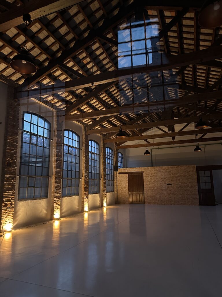 Escuela de baile en una nave industrial modernista de Terrassa_Mambodancefactory